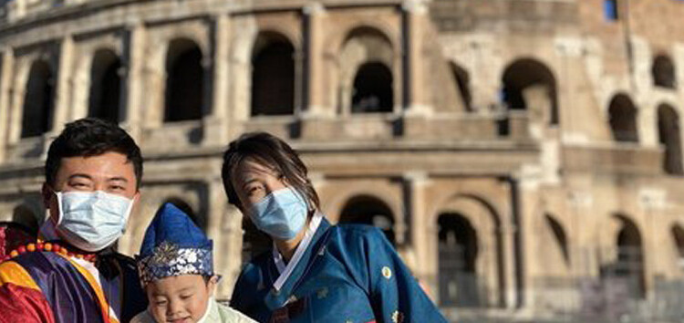 Coreana vistiendo hanbok en Italia