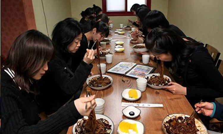 'Black Day', cuando los solteros de Corea celebran su día vistiéndo de negro