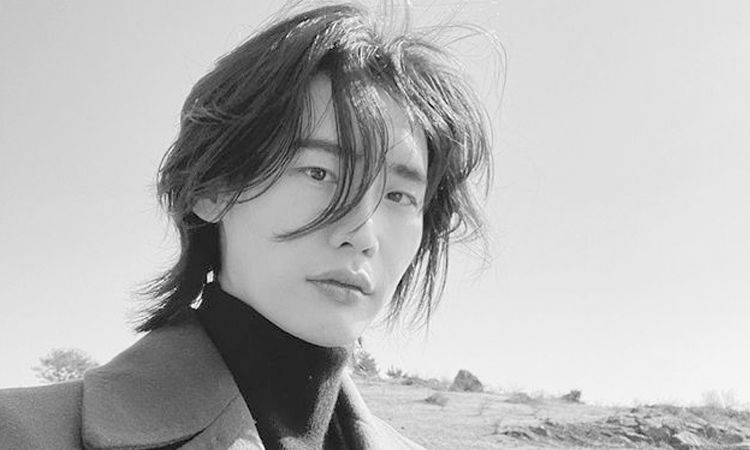 Lee Jong Suk enamora a los fans luciendo su cabello largo