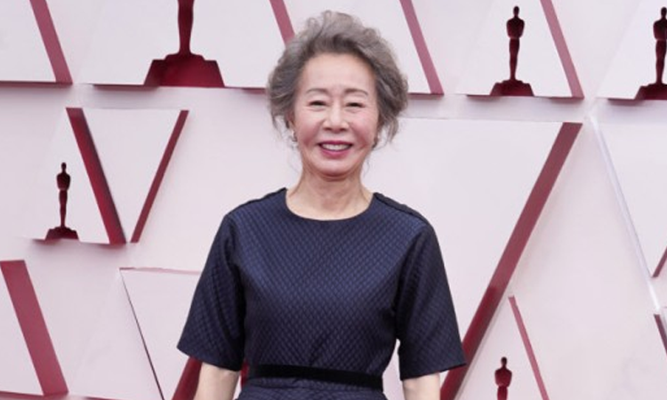 Yoon Yeo Jung y Han Ye Ri caminan por la alfombra roja de los Oscares 2021