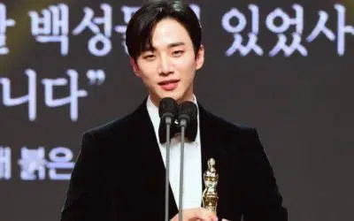 Lee Junho recibe el premio en los 'Korea PD Awards'